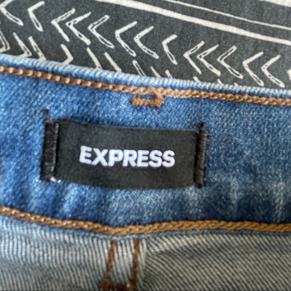 Express Super High Rise Mom Jeans - Picture 3 of 4